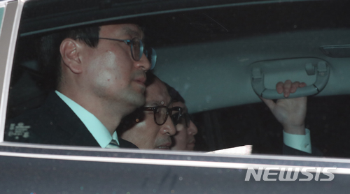 【서울=뉴시스】김진아 기자 = 뇌물수수 등의 혐으로 구속영장이 발부된 이명박 전 대통령이 23일 오전 서울 강남구 논현동 자택에서 나와 검찰 차량에 탑승해 동부구치소로 향하고 있다. 2018.03.23. photo@newsis.com