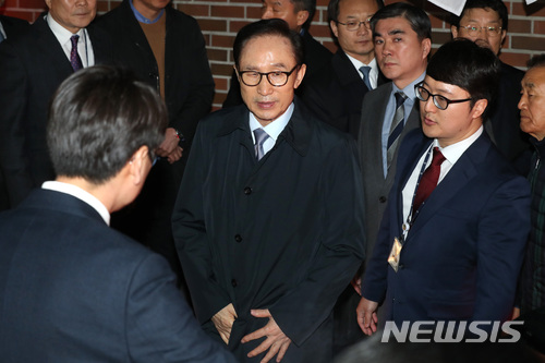 【서울=뉴시스】김진아 기자 = 뇌물수수 등의 혐으로 구속영장이 발부된 이명박 전 대통령이 23일 오전 서울 강남구 논현동 자택에서 나와 검찰 차량에 탑승하고 있다. 2018.03.23. photo@newsis.com