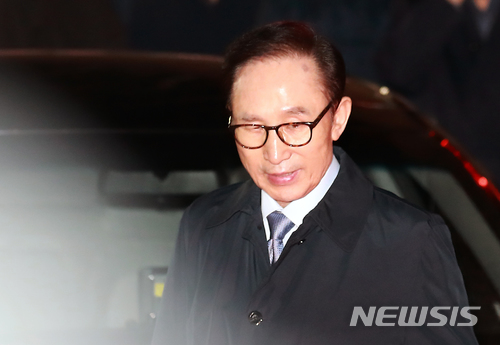 【서울=뉴시스】김진아 기자 = 뇌물수수 등의 혐으로 구속영장이 발부된 이명박 전 대통령이 23일 오전 서울 강남구 논현동 자택에서 나와 동부구치소로 향하는 검찰 차량에 탑승하고 있다. 2018.03.23. photo@newsis.com