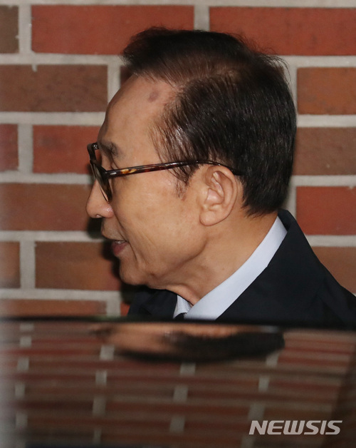 【서울=뉴시스】김진아 기자 = 구속영장이 발부된 이명박 전 대통령이 22일 오후 이 전 대통령의 서울 논현동 자택에서 나와 서울 동부 구치소로 이동하기 위해 차량에 탑승하고 있다. 2018.03.22. bluesoda@newsis.com