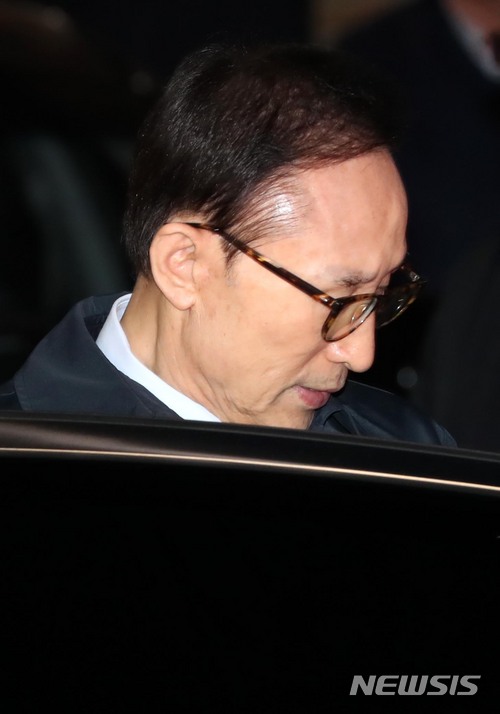【서울=뉴시스】김진아 기자 = 뇌물수수 등의 혐으로 구속영장이 발부된 이명박 전 대통령이 23일 오전 서울 강남구 논현동 자택에서 나와 동부구치소로 향하는 검찰 차량에 탑승하고 있다. 2018.03.23. photo@newsis.com