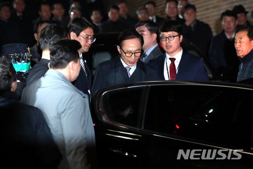 【서울=뉴시스】김진아 기자 = 뇌물수수 등의 혐으로 구속영장이 발부된 이명박 전 대통령이 23일 오전 서울 강남구 논현동 자택에서 나와 동부구치소로 향하는 검찰 차량에 탑승하고 있다. 2018.03.23. photo@newsis.com