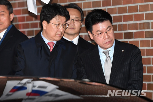 【서울=뉴시스】김진아 기자 = '뇌물.다스 횡령' 등 혐의로 이명박 전 대통령에 대한 구속영장이 발부된 23일 서울 논현동 자택에서 자유한국당 권성동, 장제원 의원이 이 전 대통령을 배웅하기 위해 기다리고 있다.&nbsp; photo@newsis.com