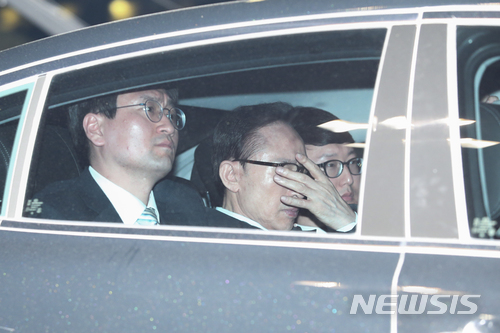 【서울=뉴시스】박주성 기자 = 뇌물수수 등 혐의로 구속영장이 발부된 이명박 전 대통령이 23일 오전 검찰 차량을 타고 서울동부구치소로 들어가고 있다. 2018.03.23.&nbsp; photo@newsis.com
