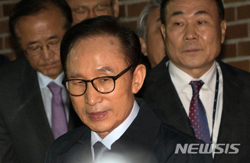 【서울=뉴시스】김진아 기자 = 뇌물수수 등의 혐의로 구속영장이 발부된 이명박 전 대통령이 23일 오전 서울 강남구 논현동 자택에서 나와 동부구치소로 향하고 있다. 2018.03.23.&nbsp; photo@newsis.com 