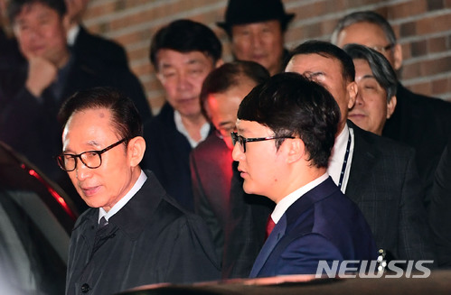 【서울=뉴시스】김진아 기자 = 뇌물수수 등의 혐의로 구속영장이 발부된 이명박 전 대통령이 23일 오전 서울 강남구 논현동 자택에서 나와 동부구치소로 향하고 있다. 2018.03.23.&nbsp; photo@newsis.com