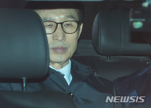 【서울=뉴시스】김진아 기자 = 뇌물수수 등의 혐의로 구속영장이 발부된 이명박 전 대통령이 23일 오전 서울 강남구 논현동 자택에서 나와 동부구치소로 향하고 있다. 2018.03.23.&nbsp; photo@newsis.com