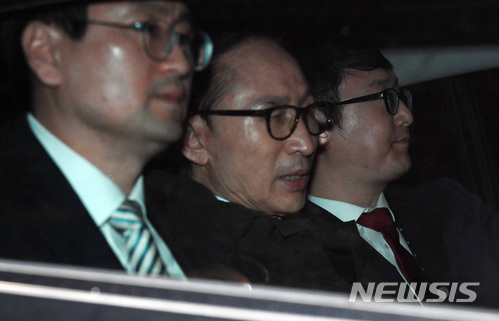 【서울=뉴시스】김진아 기자 = 뇌물수수 등의 혐의로 구속영장이 발부된 이명박 전 대통령이 23일 오전 서울 강남구 논현동 자택에서 나와 동부구치소로 향하고 있다. 2018.03.23.&nbsp; photo@newsis.com
