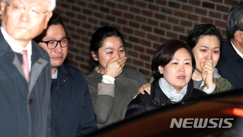 【서울=뉴시스】김진아 기자 = 뇌물수수 등의 혐의로 구속영장이 발부된 이명박 전 대통령이 23일 오전 서울 강남구 논현동 자택에서 나와 동부구치소로 향하자 측근들이 눈물을 흘리고 있다. 2018.03.23.&nbsp; photo@newsis.com