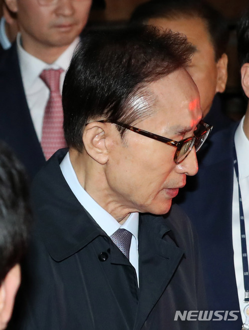 【서울=뉴시스】김진아 기자 = 뇌물수수 등의 혐으로 구속영장이 발부된 이명박 전 대통령이 23일 오전 서울 강남구 논현동 자택에서 나와 동부구치소로 향하고 있다. 2018.03.23.&nbsp; photo@newsis.com