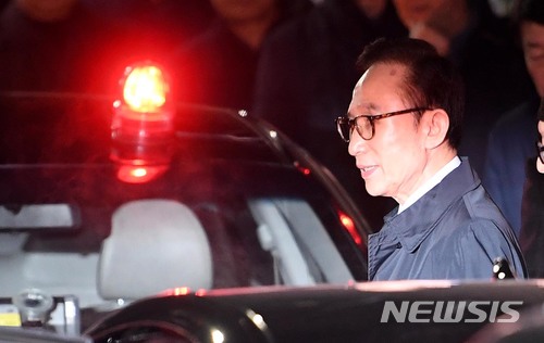 【서울=뉴시스】김진아 기자 = 이명박 전 대통령이 지난 3월23일 오전 서울 강남구 논현동 자택에서 나와 동부구치소로 향하고 있다. 2018.03.23. photo@newsis.com