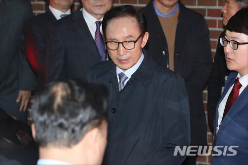 【서울=뉴시스】김진아 기자 = 뇌물수수 등의 혐의로 구속영장이 발부된 이명박 전 대통령이 23일 오전 서울 강남구 논현동 자택에서 나와 동부구치소로 향하고 있다. 2018.03.23.&nbsp; photo@newsis.com