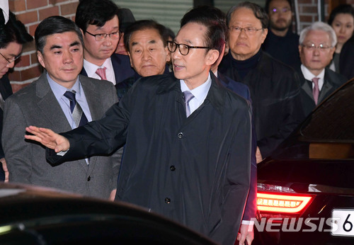 【서울=뉴시스】김진아 기자 = 뇌물수수 등의 혐의로 구속영장이 발부된 이명박 전 대통령이 23일 오전 서울 강남구 논현동 자택에서 나와 동부구치소로 향하며 측근들과 인사를 나누고 있다. 2018.03.23. photo@newsis.com
