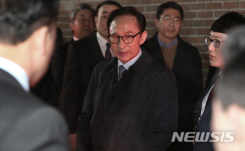 【서울=뉴시스】김진아 기자 = 뇌물수수 등의 혐의로 구속영장이 발부된 이명박 전 대통령이 23일 오전 서울 강남구 논현동 자택에서 나와 동부구치소로 향하고 있다. 2018.03.23.&nbsp; photo@newsis.com