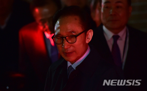 【서울=뉴시스】김진아 기자 = 뇌물수수 등의 혐의로 구속영장이 발부된 이명박 전 대통령이 23일 오전 서울 강남구 논현동 자택에서 나와 동부구치소로 향하고 있다. 2018.03.23.&nbsp; photo@newsis.com