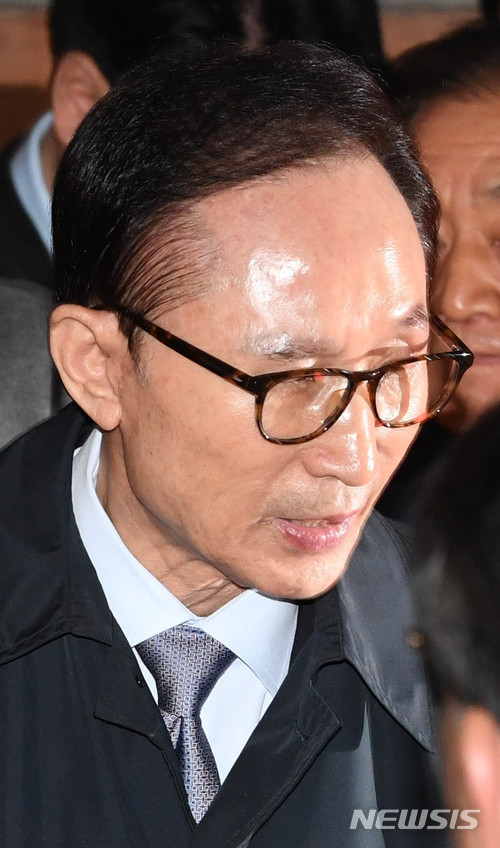 【서울=뉴시스】김진아 기자 = 뇌물수수 등의 혐의로 구속영장이 발부된 이명박 전 대통령이 23일 오전 서울 강남구 논현동 자택에서 나와 동부구치소로 향하고 있다. 2018.03.23.&nbsp;&nbsp; photo@newsis.com