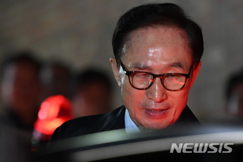 【서울=뉴시스】김진아 기자 = 뇌물수수 등의 혐의로 구속영장이 발부된 이명박 전 대통령이 23일 오전 서울 강남구 논현동 자택에서 나와 동부구치소로 향하고 있다. 2018.03.23.&nbsp;&nbsp; photo@newsis.com