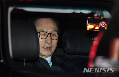 【서울=뉴시스】김진아 기자 = 이명박 전 대통령이 구속영장이 발부된 지난 3월23일 오전 서울 강남구 논현동 자택에서 나와 동부구치소로 향하고 있다. 2018.03.23.&nbsp; photo@newsis.com