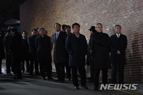 【서울=뉴시스】김진아 기자 = 이명박 전 대통령에 대한 구속 영장이 발부된 22일 저녁 이 전 대통령이 서울 논현동 사저를 나서 검찰 차량에 탑승한 가운데 유인촌 전 장관을 비롯한 측근들이 이 전 대통령의 뒷모습을 바라보고 있다. 2018.03.23. photo@newsis.com