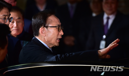 【서울=뉴시스】김진아 기자 = 뇌물수수 등의 혐의로 구속영장이 발부된 이명박 전 대통령이 23일 오전 서울 강남구 논현동 자택에서 나와 동부구치소로 향하고 있다. 2018.03.23. photo@newsis.com