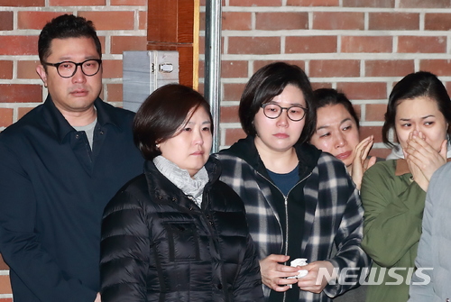 【서울=뉴시스】김진아 기자 = 뇌물수수 등의 혐의로 구속영장이 발부된 이명박 전 대통령의 아들 시형 씨와 측근들이 23일 오전 서울 강남구 논현동 자택 앞에서 울먹이고 있다. 2018.03.23.  photo@newsis.com