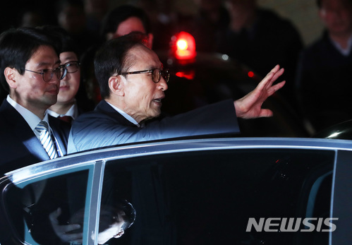 【서울=뉴시스】김진아 기자 = 뇌물수수 등의 혐의로 구속영장이 발부된 이명박 전 대통령이 지난달 23일 오전 서울 강남구 논현동 자택에서 나와 동부구치소로 향하고 있다. 2018.03.23.&nbsp; photo@newsis.com