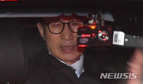 【서울=뉴시스】김진아 기자 = 뇌물수수 등의 혐의로 구속영장이 발부된 이명박 전 대통령이 지난 23일 오전 서울 강남구 논현동 자택에서 나와 동부구치소로 향하고 있다. 2018.03.23.&nbsp; photo@newsis.com