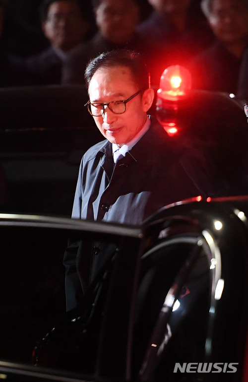 【서울=뉴시스】김진아 기자 = 뇌물수수 등의 혐의로 구속영장이 발부된 이명박 전 대통령이 23일 오전 서울 강남구 논현동 자택에서 나와 동부구치소로 향하고 있다. 2018.03.23.&nbsp;&nbsp; photo@newsis.com