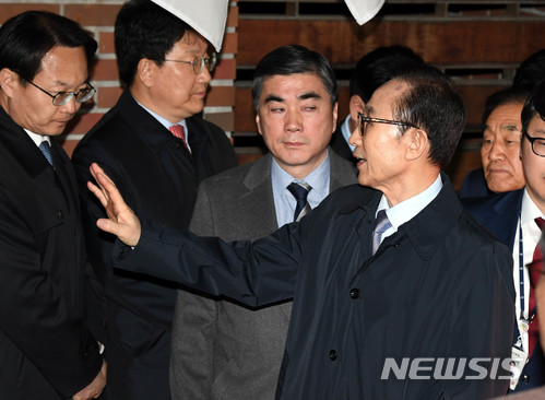 【서울=뉴시스】김진아 기자 = 이명박 전 대통령이 지난달 23일 오전 서울 강남구 논현동 자택에서 나와 동부구치소로 향하며 측근들과 인사를 하고 있다. 2018.03.23. photo@newsis.com