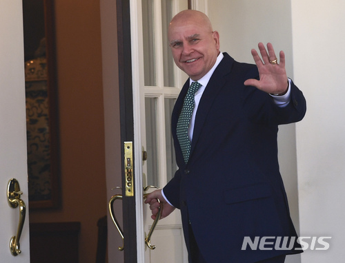 【워싱턴=AP/뉴시스】 허버트 맥매스터 미국 백악관 국가안보보좌관이 지난 3월 1일 웨스트윙으로 들어가면서 취재진들에게 손을 흔들고 있다. 도널드 트럼프 대통령은 22일(현지시간) 트위터를 통해 맥매스터 보좌관의 경질 소식을 알렸다. 2018.03.23. 