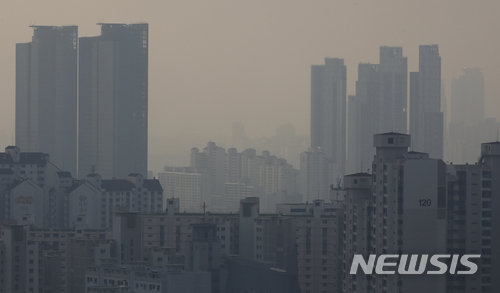 【서울=뉴시스】최진석 기자 = 서울을 비롯한 수도권·강원영서·충정권에 미세먼지 예보가 나쁨을 보이고 있는 23일 서울 도심이 가시거리가 짧아져 뿌옇게 보이고 있다. 2018.03.23. myjs@newsis.com