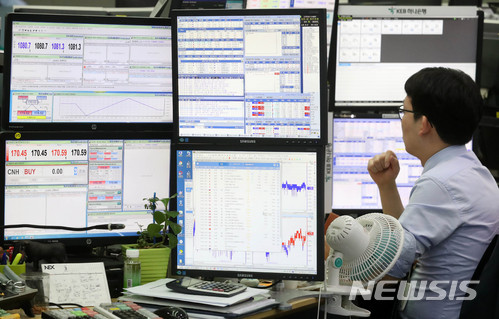 【서울=뉴시스】박진희 기자 = 미중 무역전쟁 우려에 급락한 미국증시 영향으로 코스피지수가 전 거래일(2496.02)보다 49.29포인트(-1.97%) 하락한 2446.73으로 장을 시작한 23일 오전 서울 중구 KEB하나은행 딜링룸에서 딜러들이 업무를 보고 있다. 이날 코스닥지수가 전 거래일(871.62)보다 19.92포인트(-2.29%) 내린 851.70으로 출발했고, 원달러 환율은 전 거래일 대비 8.3원 오른 1081.0원으로 장을 시작했다. 2018.03.23.pak7130@newsis.com