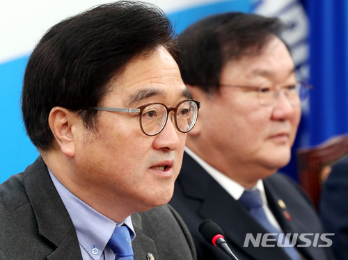 【서울=뉴시스】박영태 기자 = 우원식 더불어민주당 원내대표가 23일 오후 서울 영등포구 여의도 국회에서 진행된 원내대책회의에서 모두발언을 하고 있다. 2018.03.23. since1999@newsis.com