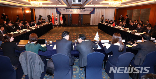 【서울=뉴시스】이영환 기자 = 김영삼 산업통상자원부 무역투자실장, 왕셔우원(王受文) 중국 상무부 부부장, 야마자키 카즈유키(山崎和之) 일본 외무성 경제담당 외무심의관이 참석한 가운데 23일 오전 서울 중구 롯데호텔에서 제13차 한중일 FTA 협상 수석대표회의가 진행되고 있다. 2018.03.23. 20hwan@newsis.com