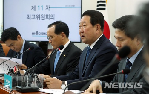 【서울=뉴시스】홍효식 기자 = 바른미래당 박주선 공동대표가 23일 오전 서울 여의도 국회에서 열린 제11차 최고위원회의에 참석해 이명박 전 대통령의 구속수감 관련 발언을 하고 있다. 왼쪽부터 오신환 원내수석부대표, 김중로 최고위원, 박주선 공동대표, 지상욱 정책위의장. 2018.03.23. yesphoto@newsis.com
