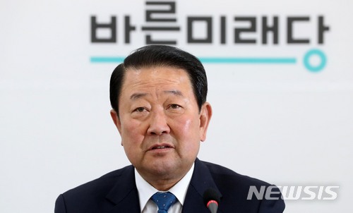 【서울=뉴시스】홍효식 기자 = 바른미래당 박주선 공동대표가 23일 오전 서울 여의도 국회에서 열린 제11차 최고위원회의에 참석해 이명박 전 대통령의 구속수감 관련 발언을 하고 있다. 2018.03.23. yesphoto@newsis.com