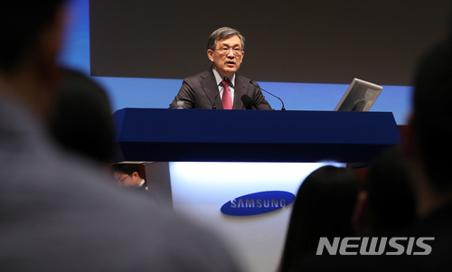 【서울=뉴시스】임태훈 기자 = 권오현 삼성전자 대표이사 회장이 23일 오전 서울 서초구 삼성전자 서초사옥 5층 다목적홀에서 열린 삼성전자 주주총회에서 인사말을 하고 있다.&nbsp; 이날 주총에서는 지난해 경영성과 보고, 사내·외 이사 선임, 이사 보수한도 승인, 주식 액면분할 등이 의결될 예정이다. 2018.03.22.&nbsp; photo@newsis.com