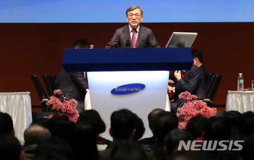 【서울=뉴시스】임태훈 기자 = 권오현 삼성전자 대표이사 회장이 23일 오전 서울 서초구 삼성전자 서초사옥 5층 다목적홀에서 열린 삼성전자 주주총회에서 인사말을 하고 있다.&nbsp; 이날 주총에서는 지난해 경영성과 보고, 사내·외 이사 선임, 이사 보수한도 승인, 주식 액면분할 등이 의결될 예정이다. 2018.03.22.&nbsp; photo@newsis.com