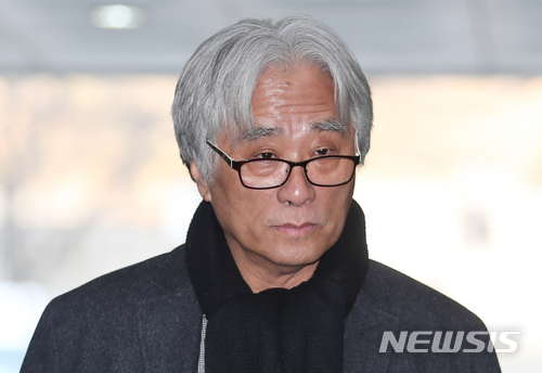 【서울=뉴시스】고승민 기자 = 이윤택 전 연희단거리패 예술감독이 지난 3월23일 오전 구속 전 피의자 심문(영장실질심사)를 받기 위해 서울중앙지방법원으로 출석하고 있다. 2018.03.23. kkssmm99@newsis.com
