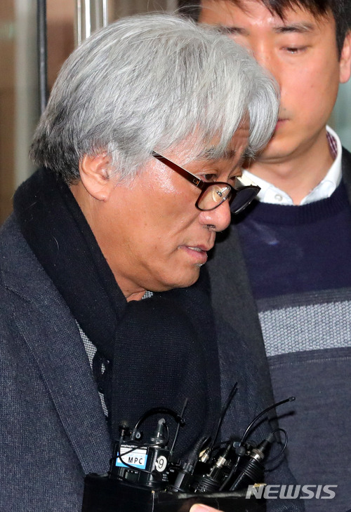 【서울=뉴시스】배훈식 기자 = 이윤택 전 연희단거리패 예술감독이 지난 3월23일 구속 전 피의자 심문(영장실질심사)를 받기 위해 서울 서초구 서울중앙지방법원으로 출석하고 있다. 2018.03.23. dahora83@newsis.com