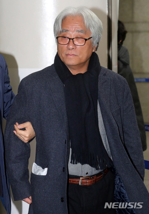 【서울=뉴시스】배훈식 기자 = 상습 강제추행 혐의를 받고 있는 이윤택 전 연희단거리패 예술감독이 23일 오전 구속 전 피의자 심문(영장실질심사)를 받기 위해 서울 서초구 서울중앙지방법원으로 출석하고 있다. 이 전 감독은 지난 1999년부터 2016년 6월까지 극단 연희단거리패를 운영하면서 김수희 극단 미인 대표 등 극단원들을 상습적으로 성추행한 혐의를 받고 있다. 2018.03.23.&nbsp; dahora83@newsis.com