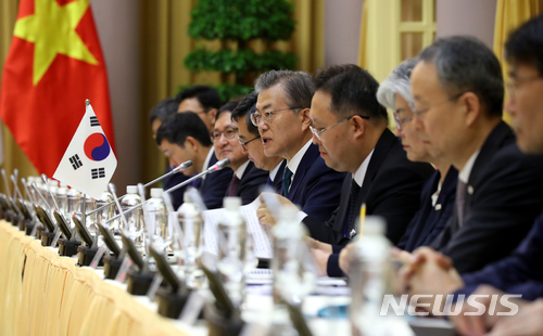 【하노이(베트남)=뉴시스】전신 기자 = 문재인 대통령이 23일 베트남 하노이 주석궁에서 열린 한-베트남 정상회담에서 쩐 다이 꽝 국가주석과 환담을 나누고 있다. 2018.03.23. photo1006@newsis.com