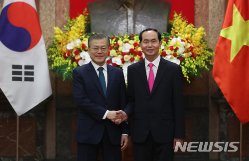 【하노이(베트남)=뉴시스】전신 기자 = 문재인 대통령이 23일 베트남 하노이 주석궁에서 열린 한-베트남 정상회담에 앞서 쩐 다이 꽝 국가주석과 악수하며 기념촬영하고 있다. 2018.03.23. photo1006@newsis.com
