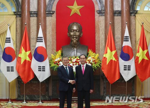 【하노이(베트남)=뉴시스】전신 기자 = 문재인 대통령이 23일 베트남 하노이 주석궁에서 열린 한-베트남 정상회담에 앞서 쩐 다이 꽝 국가주석과 악수하며 기념촬영하고 있다. 2018.03.23. photo1006@newsis.com