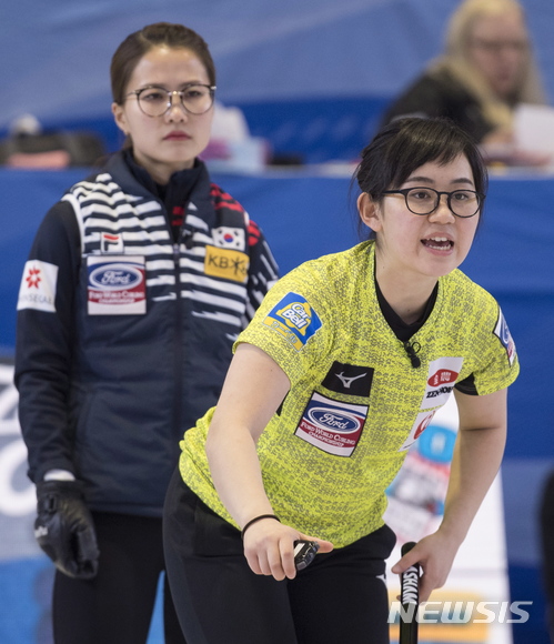 【노스베이=AP/뉴시스】 23일(한국시간) 캐나다 온타리오주 노스베이에서 열린 2018 세계컬링연맹(WCF) 세계여자선수권대회 예선 10차전에서 일본 컬링 대표팀의 스킵 고아나 도리를 바라보는 한국 대표팀 스킵 김은정. 