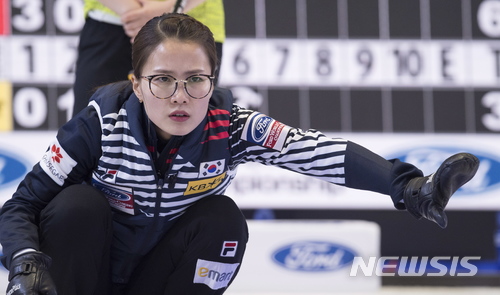 【노스베이=AP/뉴시스】 23일(한국시간) 캐나다 온타리오주 노스베이에서 열린 2018 세계컬링연맹(WCF) 세계여자선수권대회 예선 10차전 일본과의 경기에서 스톤을 던지는 스킵 김은정. 