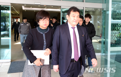 【광주=뉴시스】이창우 기자 = 23일 오전 금호타이어 노조와 만남을 위해 전날 광주공장을 방문한 중국 더블스타그룹 차이융썬(柴永森) 회장(오른쪽)이 노조의 면담 거부로 회동을 하지 못하고, KTX 편으로 상경하기 위해 광주공장 본관 건물을 나서고 있다. 2018.03.23&nbsp; lcw@newsis.com