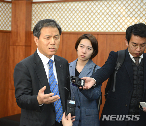 【광주=뉴시스】이창우 기자 = 23일 오전 금호타이어 노조와 만남을 위해 전날 중국 더블스타그룹 차이융썬(柴永森) 회장과 광주를 찾은 이대현 산업은행 수석부행장(왼쪽)이 광주공장 본관 2층에서 기자들에게 금호타이어 경영상황을 설명하고 있다. 2018.03.23&nbsp; lcw@newsis.com