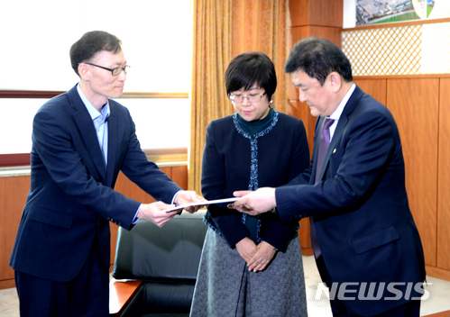 【광주=뉴시스】이창우 기자 = 23일 오전 금호타이어 노조와 만남을 위해 전날 중국 더블스타그룹 차이융썬(柴永森) 회장(오른쪽) 등이 광주공장을 방문한 가운데 일반직 사원 대표가 차이 회장에게 경영정상화 관련 건의문을 전달하고 있다.. 2018.03.23&nbsp; lcw@newsis.com