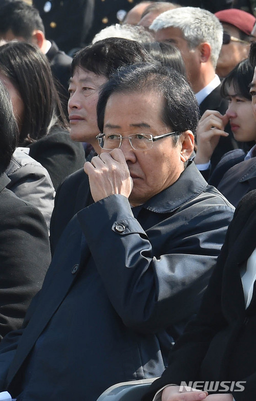 【대전=뉴시스】함형서 기자=&nbsp; 자유한국당 홍준표 대표가 23일 오전 대전 유성구 국립대전현충원 현충광장에서 열린 제 3회 서해수호의날 기념식에 참석해 자리에 앉아있다. 2018.03.23.foodwork23@newsis.com